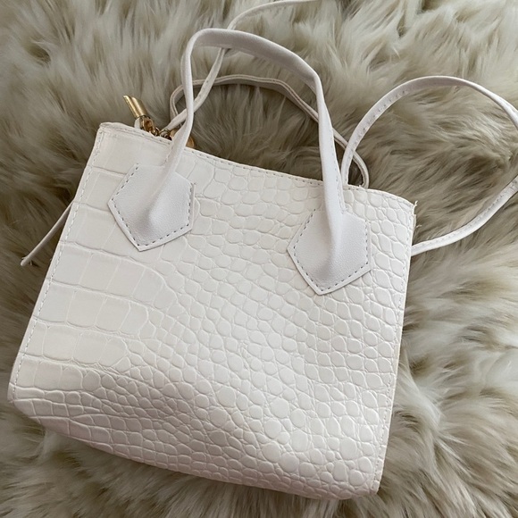 NWOT - cute small, white croc pattern purse - Picture 2 of 10